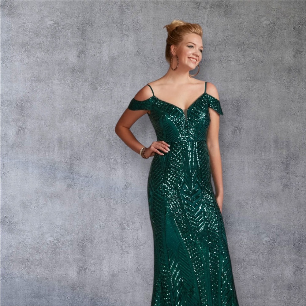 NIGHTWAY
Off Shoulder Spaghetti Strap Patterned Sequin Gown
Sz 8